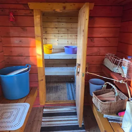 Central Houtskaari Seaside With Sauna 度假居